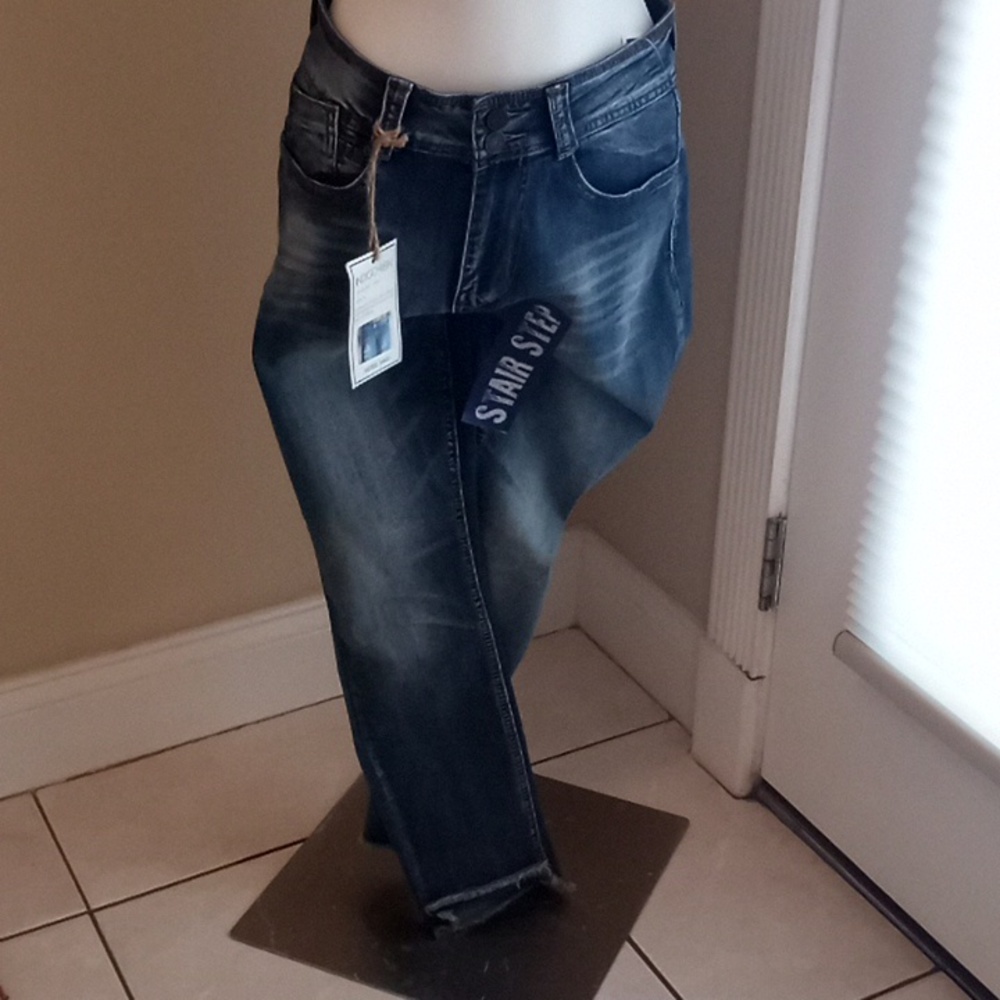 NWT Midrise Ankle Fringed Jeans Size 11